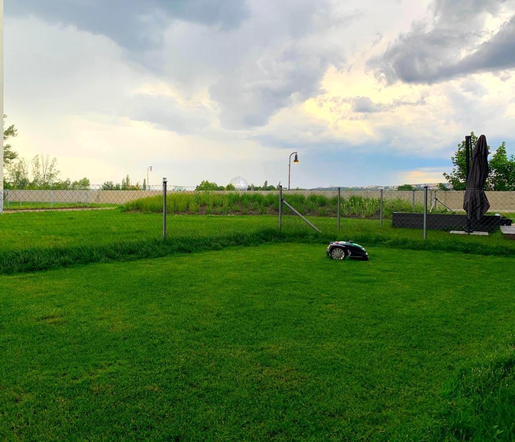 Krejcarek Garden Apartment Прага Екстериор снимка